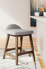 Load image into Gallery viewer, Lyncott Counter Height Dining Table and 4 Barstools
